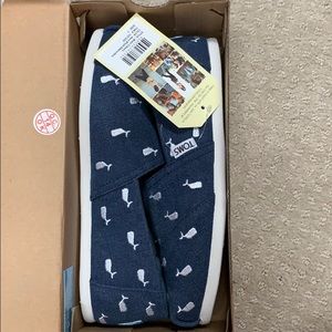 TOMS Navy whale classic slip-ons
